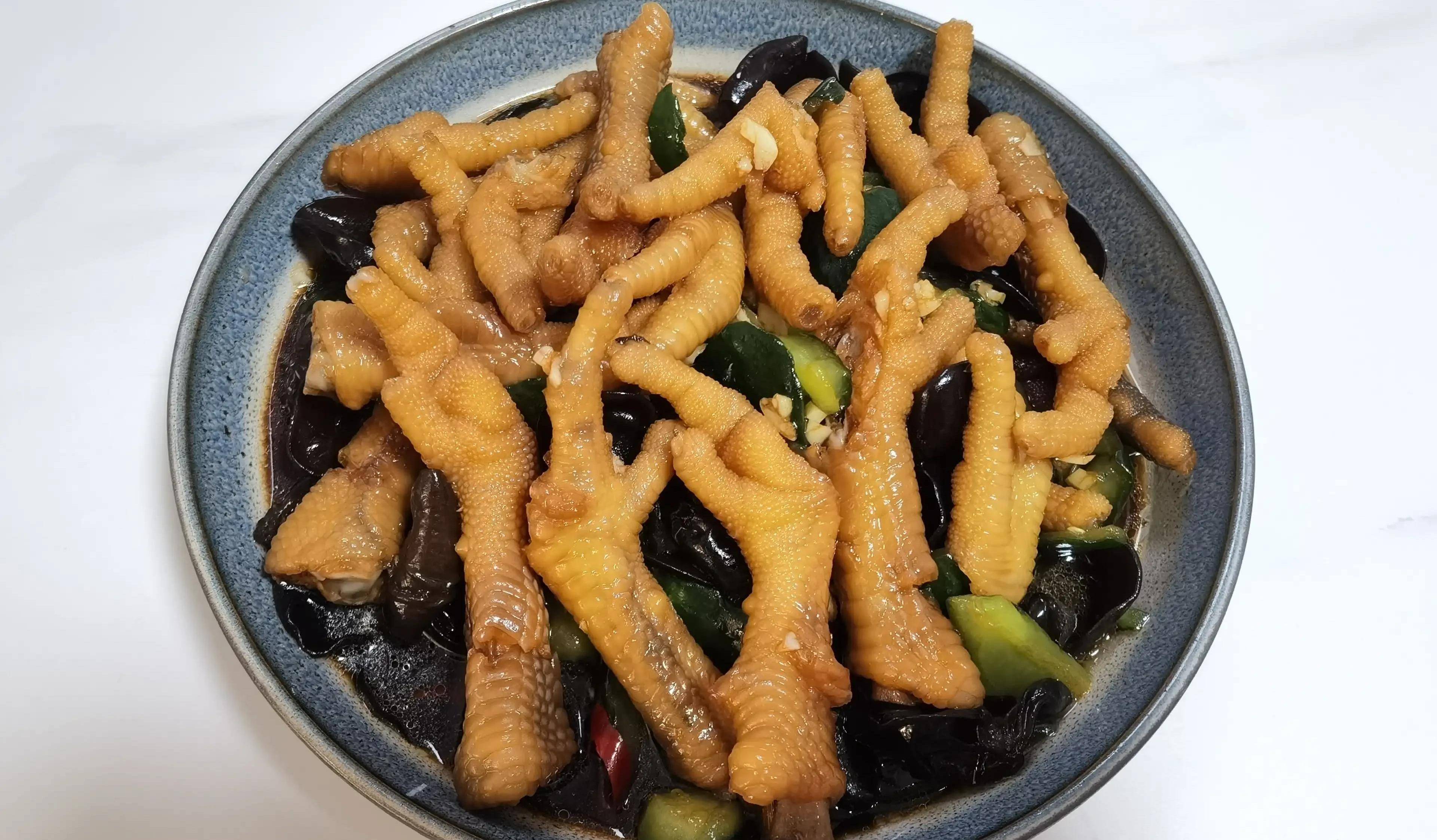 海底椰鳄鱼肉煲龙骨，补血壮骨，润肺行咳