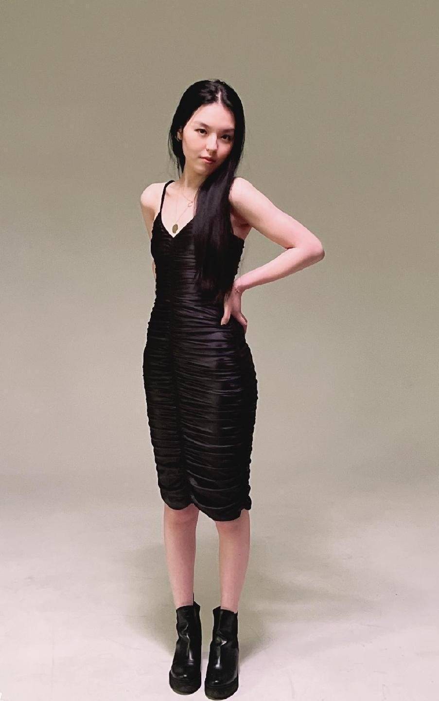 李咏的女儿越长大越有气质，一身大人的时尚搭配，真显身段