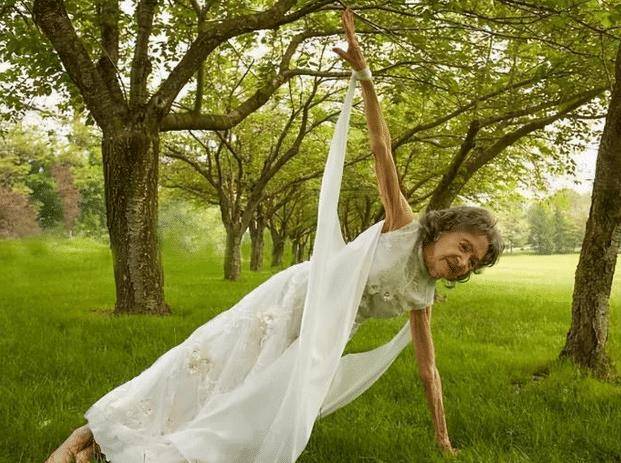 雷竞技RAYBET101岁印度美人练瑜伽90年和小70岁男伴翩翩起舞灵活似少女(图18)