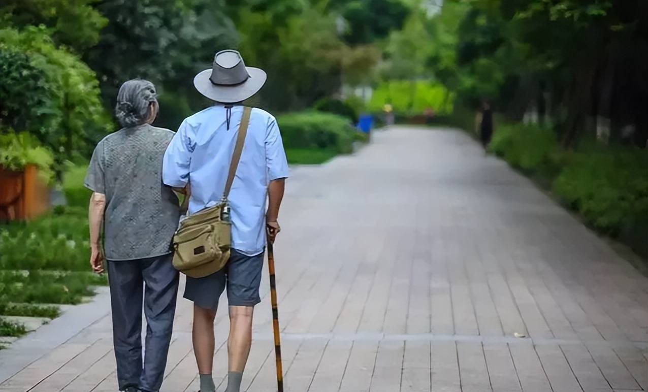 半岛体育老人走不动了如果不能去儿女家养老就用以下三种养老方式(图3)