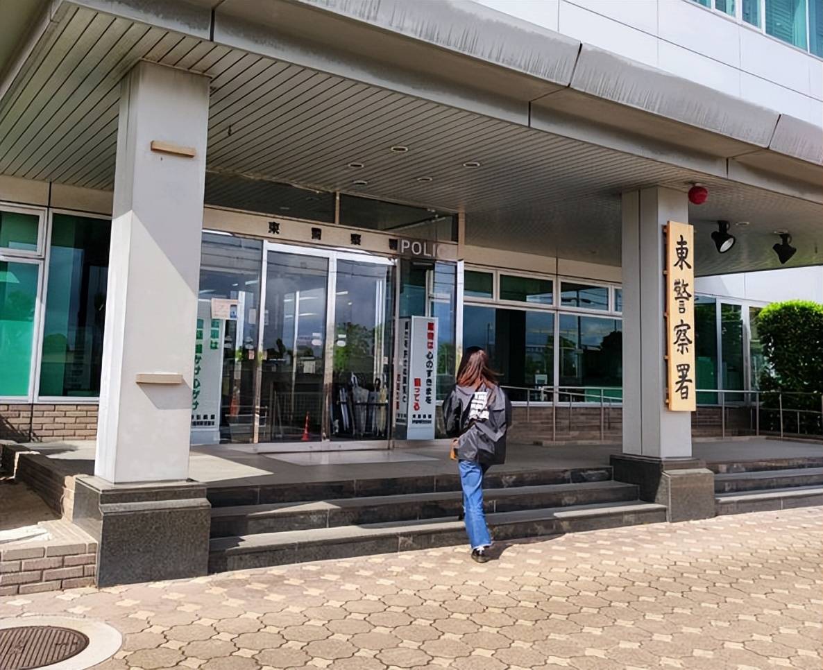 原创日本警察与外籍女子吵架，女警当场大喊，“你给我回中国去”