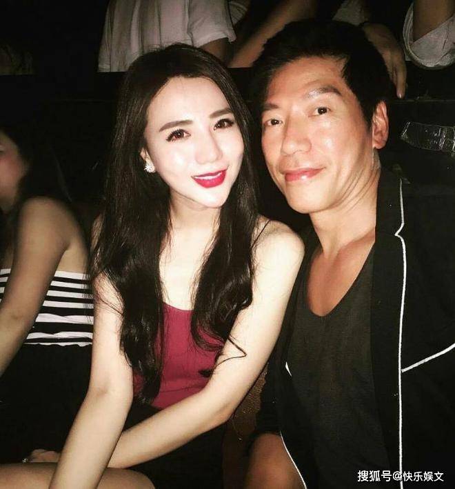 原创59岁“乌鸦哥”老到认不出！头发胡须全白显苍老，肌肉健硕仍有型