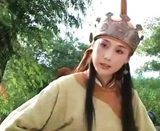 她不仅是CQ9电子 CQ9传奇电子“冻龄”女神还是获奖的服装设计师现在61岁离异单身