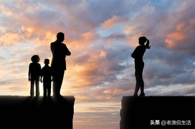 梦境交织，母亲捡钱与婚姻喜悦的预兆解析