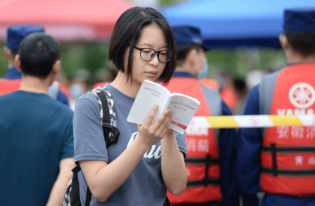 原创
高考分数刚过一本线,该选择一本大学还是二本大学?看完就明白了(高考刚过一本线很差吗女生怎么办)