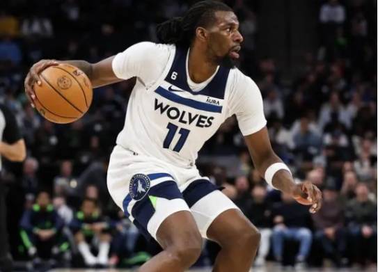 全明星球员纳兹-里德（Nerlens Noel）以其出色的表现引起了球迷