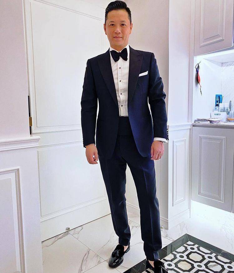 胡杏儿老公带俩儿子去海边玩，父子仨超欢乐，奕霆化身捕鱼达人