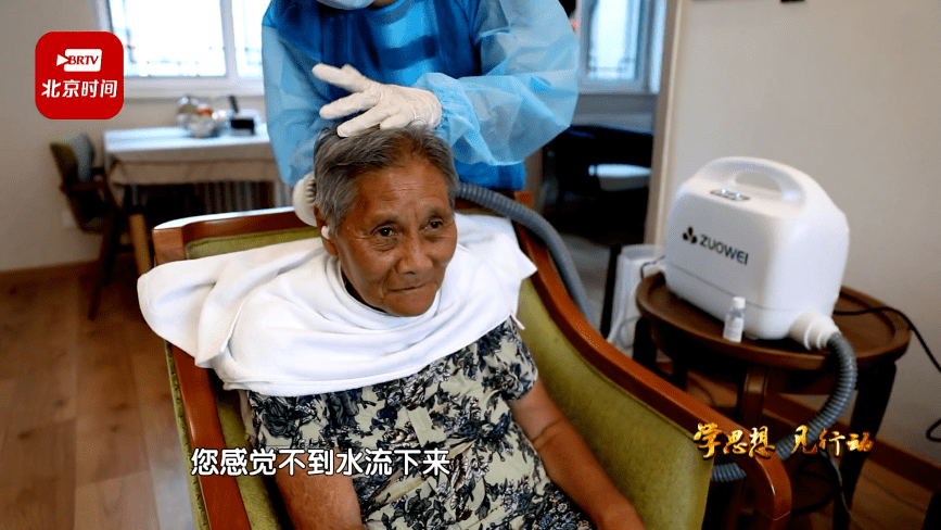 北京电视台报道：便携式洗浴机受到北京养老服务中心副主任欧阳胜男的推荐丨便携式智能洗浴机价格及图片操作图