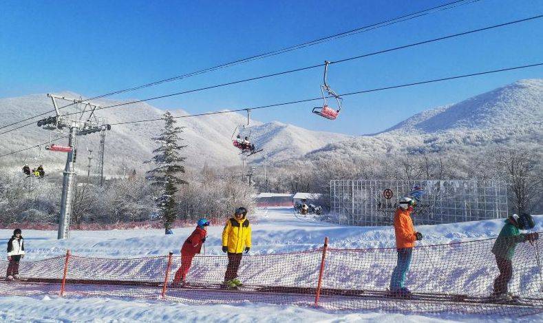 谈球吧体育吉林北大壶滑雪场——雪中奇境滑雪爱好者的天堂(图2)