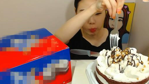 原创
            美女吃播吃一整个奶油蛋糕，吃不下了还强撑，原来是因为这个！丨吃播奶油蛋糕视频