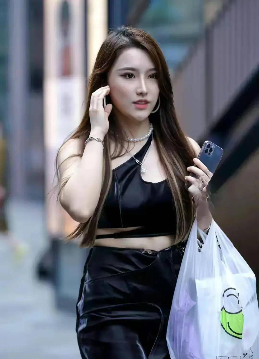爱游戏AYX体育女子感套装皮裙温柔迷人又充满活力(图4)