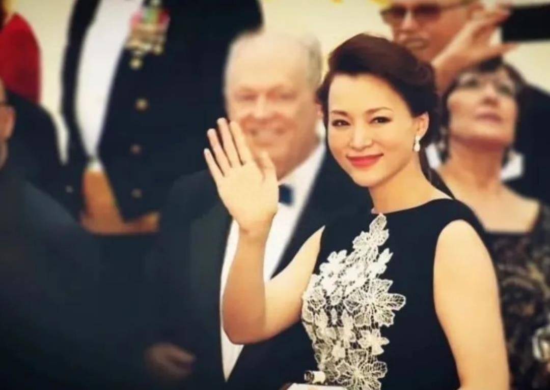 姐姐美出去了！穿着优雅端庄的民族风长裙优雅的东方美人风爱游戏AYX体育(图1)