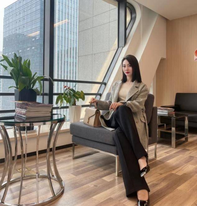 真正懂得穿米乐 M6衣的女人绝不会穿瑜伽裤或骑行短裤！换上这件衣服更显优雅高级(图2)