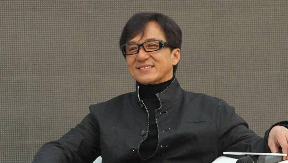 成龙自曝与儿子一年一通电话,巨星光环下的亲情之痛与时代反思 成龙自曝与儿子一年一通电话,巨星光环下的亲情之痛与时代反思