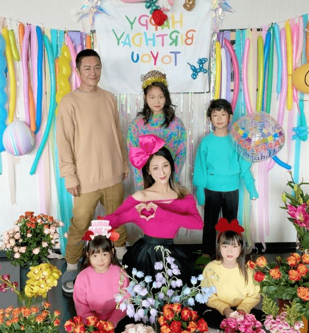 原创组图：陈浩民一家为大女儿陈雅薷庆生，蒋丽莎穿搭时尚年轻似少女