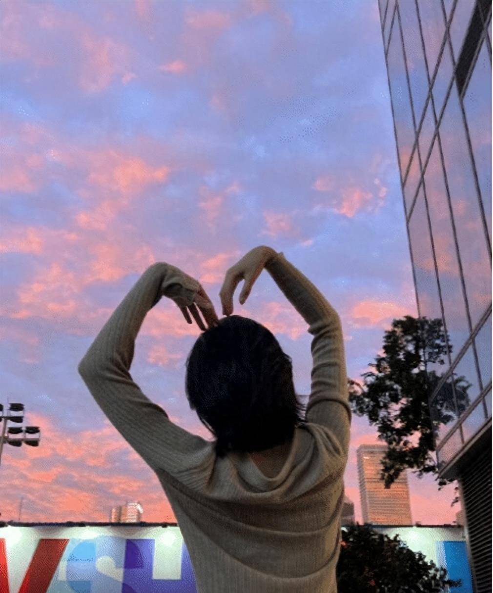 原创167cm的周雨彤真实状态如何？线下被拍，生图状态让人感慨