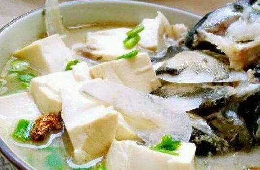 鱼头豆腐汤,营养又补钙!大厨教你最正宗的做法,保证汤鲜味美