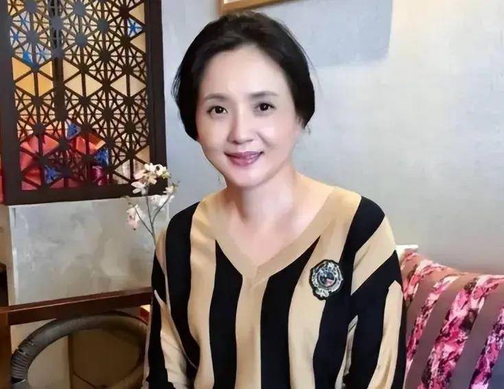 原创“最干净”的女演员，从不拍吻戏，丈夫就是初恋，55岁风韵犹存