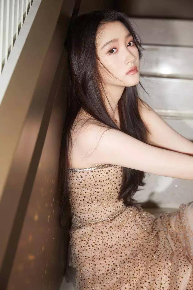 关晓彤香槟色抹胸纱裙造型太美了！精致妆容搭配珠宝首饰尽显高贵典雅气质。(图4)