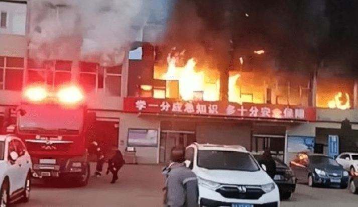 原创疑似永聚矿工爬管道求生画面曝光：紧紧抱住管道，小心翼翼地缓慢向下爬行 ！