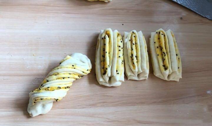 面粉加1碗玉米面做花卷，好吃又健康，一做就是一大锅，2天就吃光