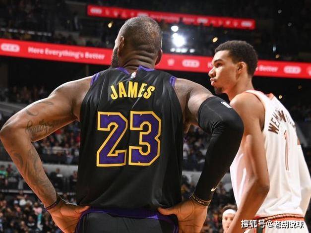 文班亚马表达敬意詹姆斯，他统治者了NBA20年，下一步这时候我统治联盟