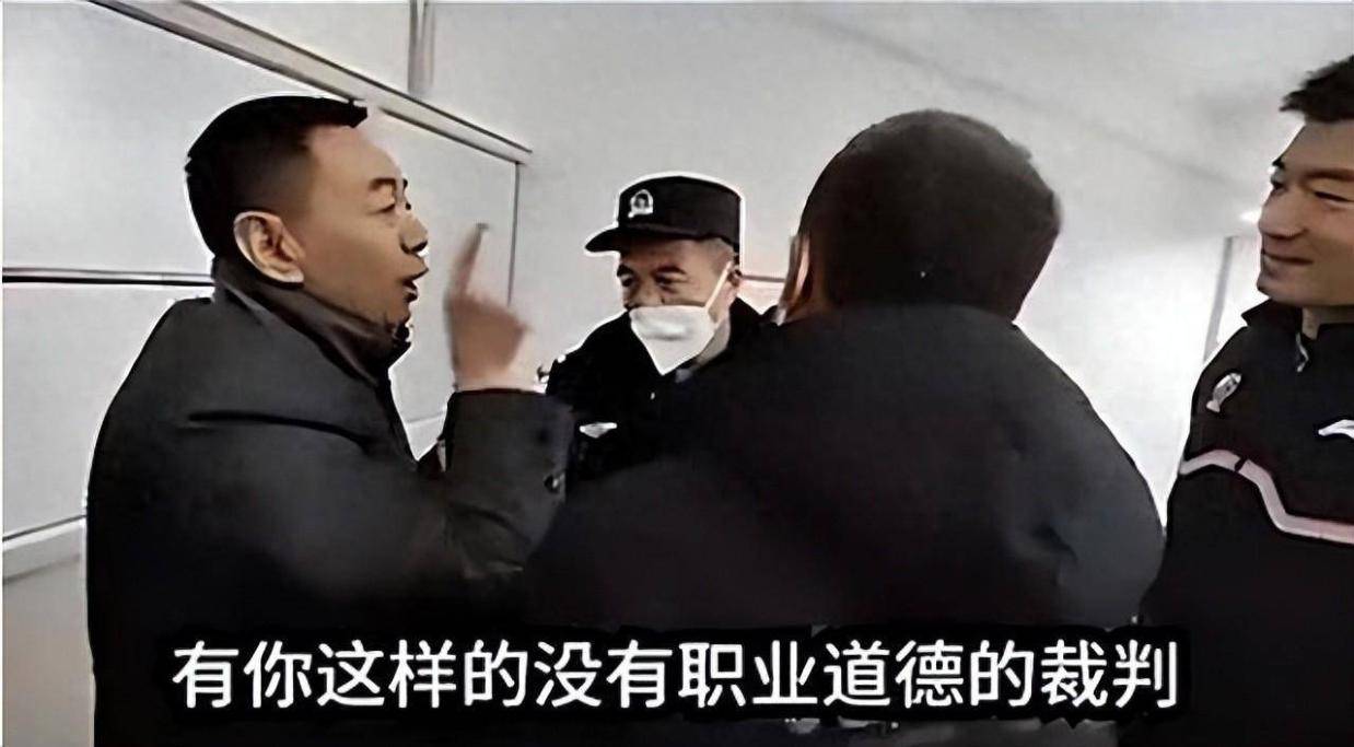 罕见！CBA老板闹得天翻地覆裁判休息室，破口大骂拿点钱吹黑哨，谋害中国篮球