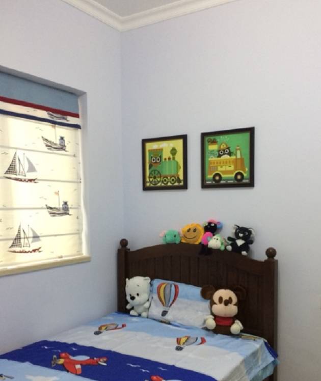 这个就是儿子的房间了，不同于女儿房是白色的床，用深木色的床搭配蓝色