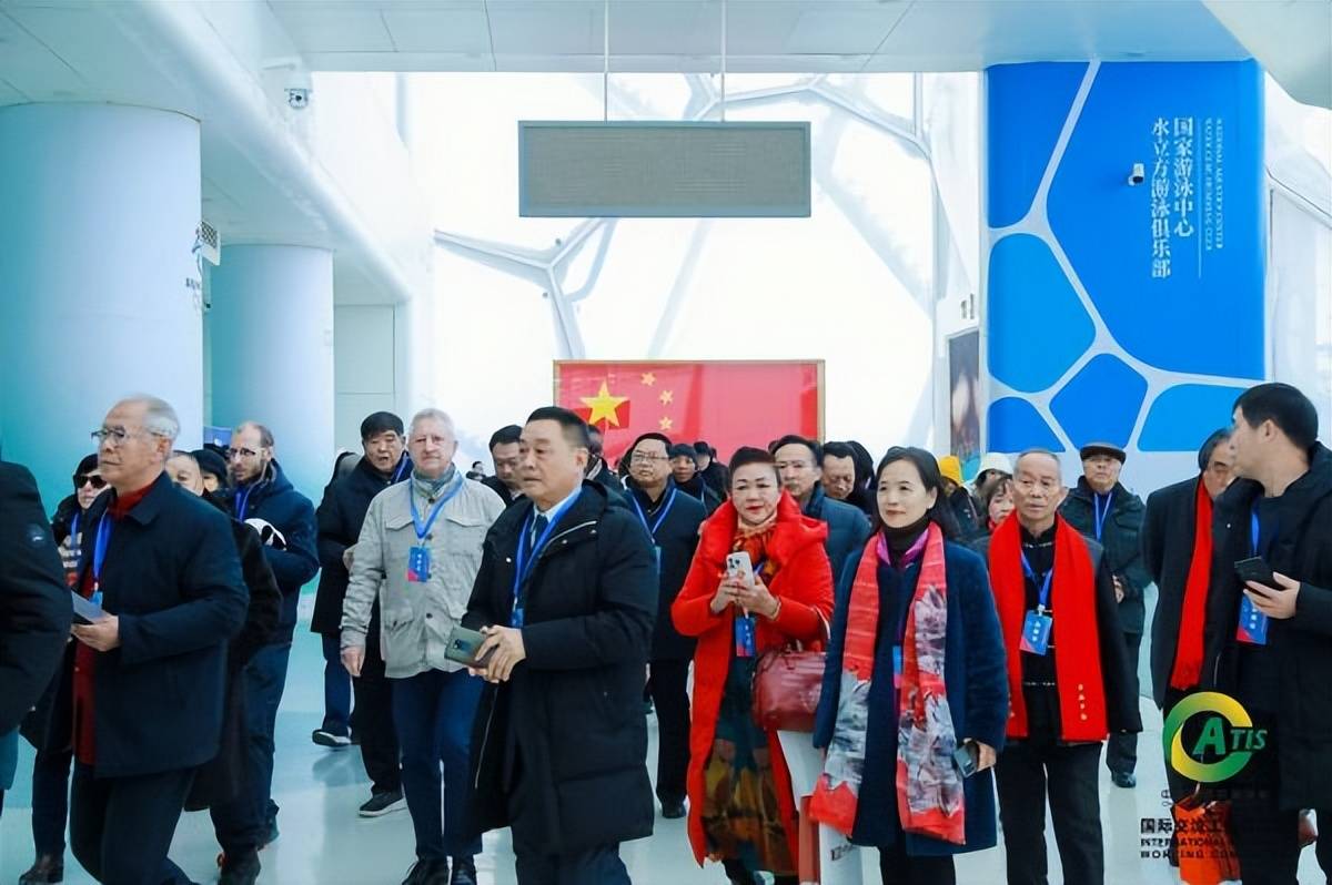 李泉成应邀参加釉上星彩地面瓷绘集群展示暨水立方书画展