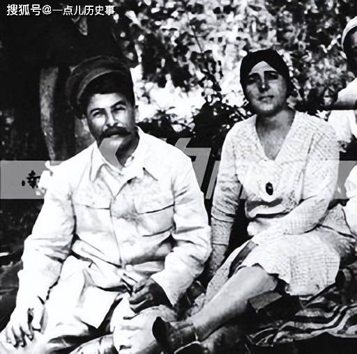 斯大林为何对军装如此钟爱，以至于所有正规场合他都军装出席？