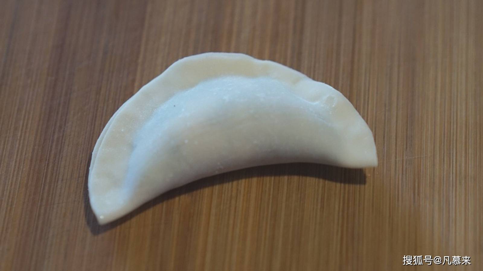 饺子皮不是圆形的，是梯形的薄片，薄出来就是这样的元宝形状的饺子，过年包饺子寓五谷丰登，招财进宝。