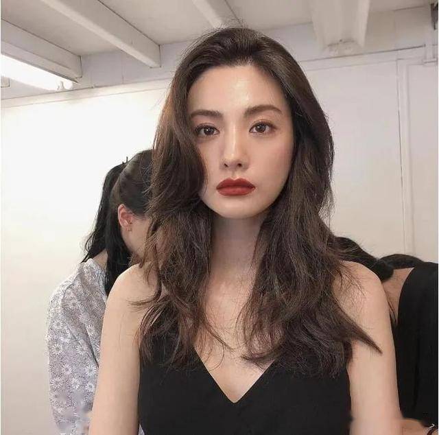 这位韩剧顶级女神只有一个烦恼:长得太美