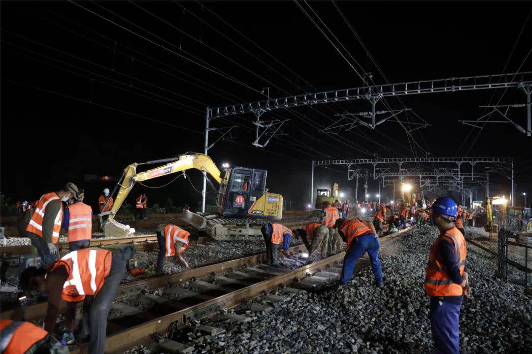 超震撼直击浦梅铁路建宁县北站改造工程天窗期千人同场作业