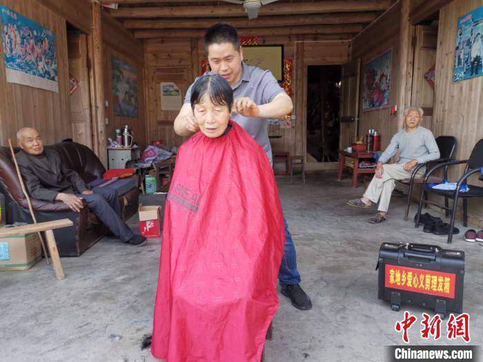 浙江一乡干部化身“剃头匠” 免费为留守老人理