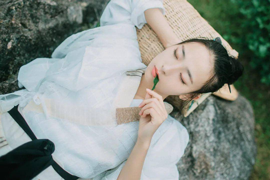 今天与大家分享一首 巫娜老师的古琴曲《空山幽禅》 出自专辑《空花