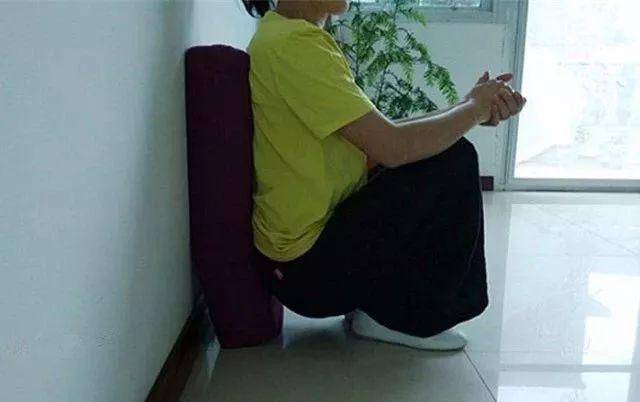 我找到一处墙脚蹲下,心里暗笑自己:原来是我听错了,是乞丐蹲,而不是