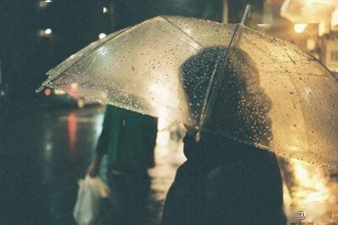 《下雨天》:情深难忘,假想她就在我的身旁