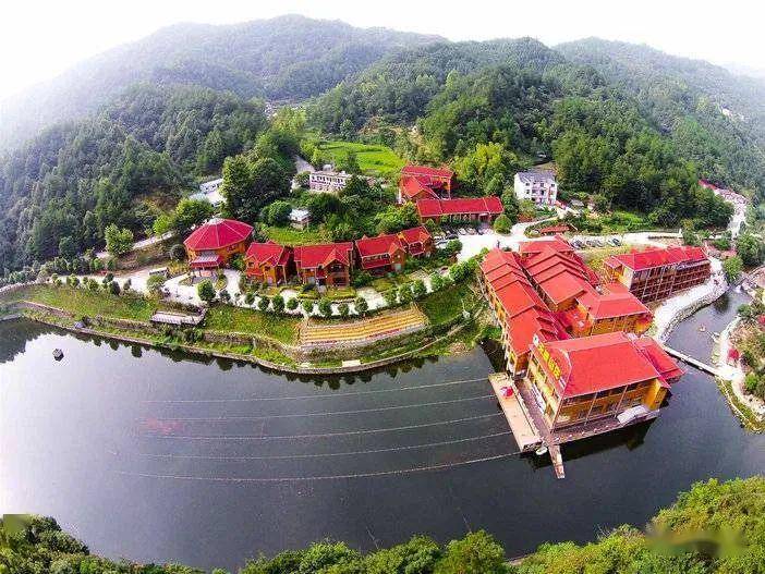 临湖而建的天峡山庄环境优雅,安全,舒适,是您旅游度假,商务办公,娱乐