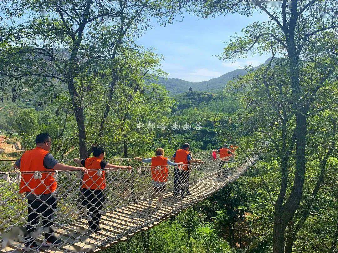 中郝峪幽幽谷博山陶瓷琉璃艺术中心位于博山区沿河西路中段,陶瓷园西