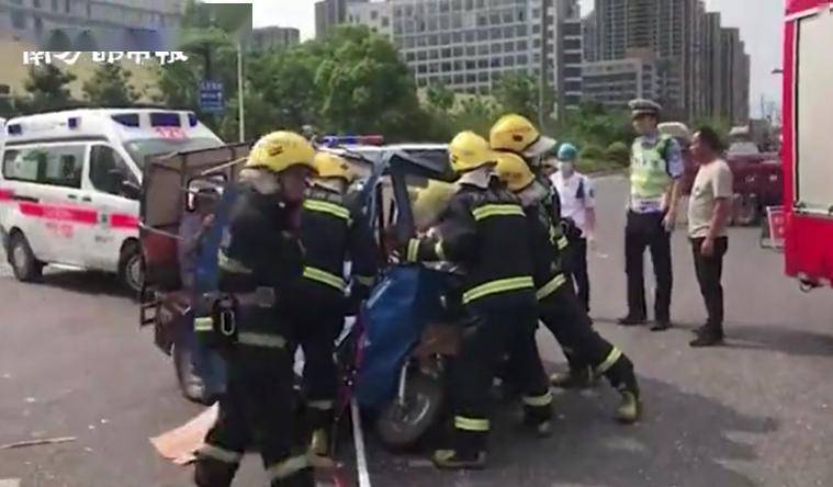 岳母@发现竟是岳父岳母，他前去解救车祸被困人员