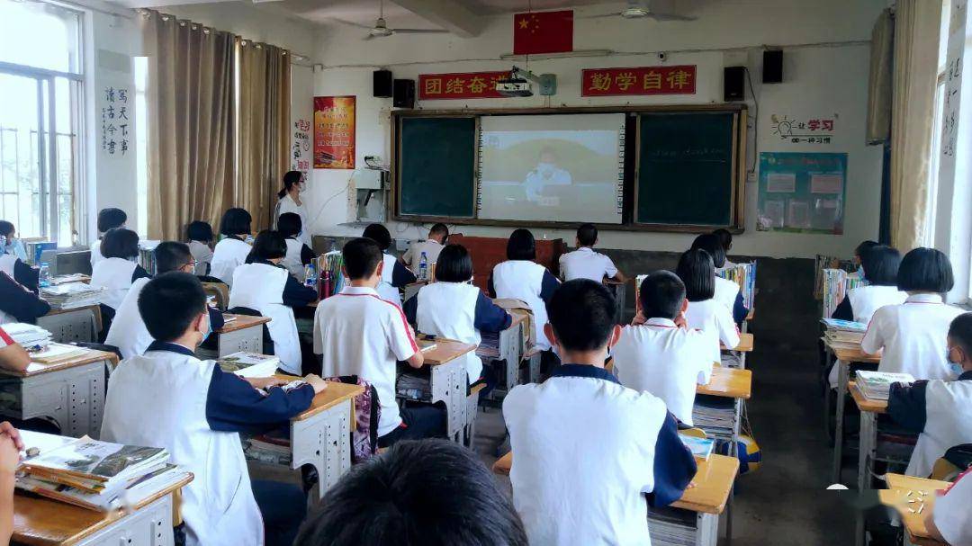 二中学生 18b0eafd6bbd442c8acec1f509d31ba8.jpeg