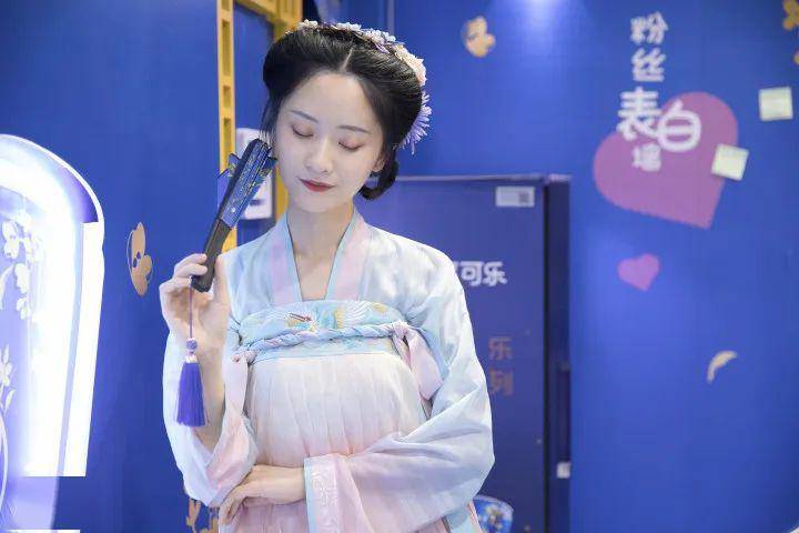 推出了联宣汉服  初夏 此外更有  活动福利等你拿  01  我们将于  5