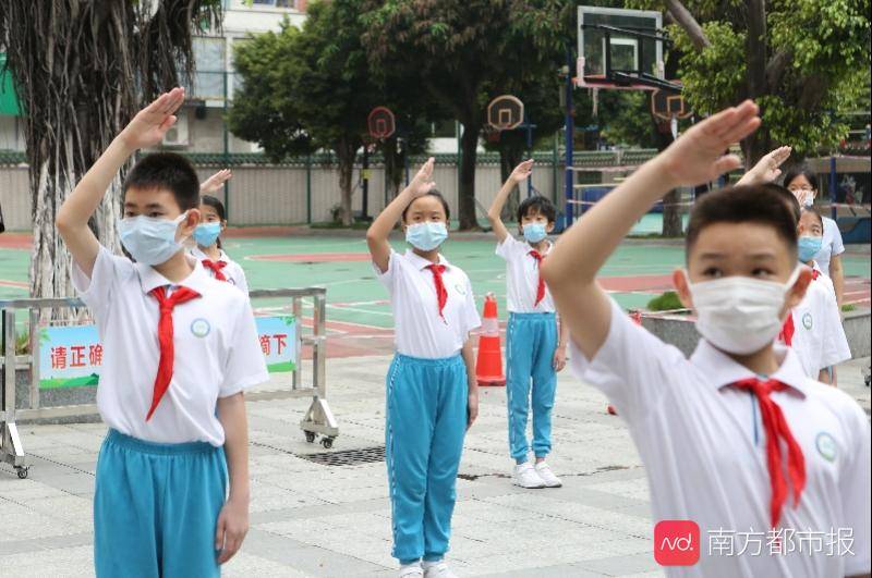 5月18日,广州林凤娥小学,戴着口罩的同学在上复习防疫第一课.