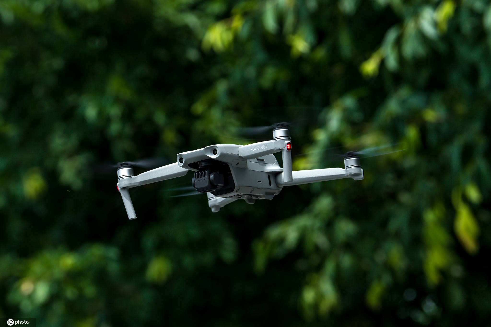 实拍大疆御mavicair2航拍无人机