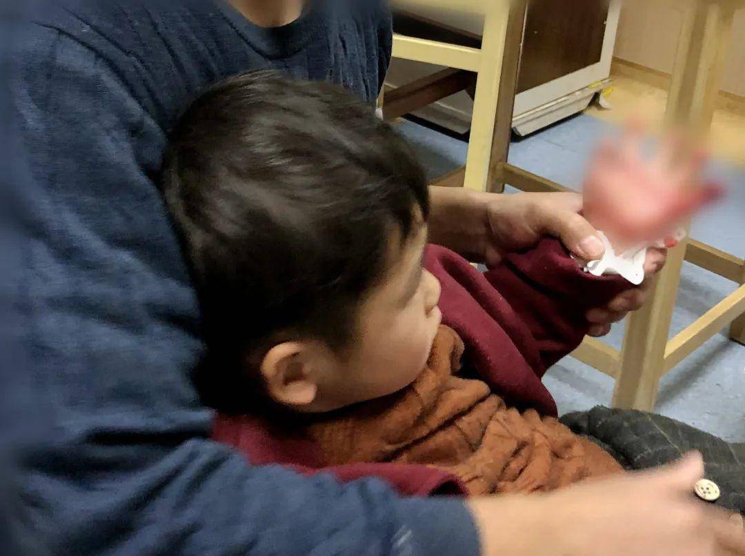小朋友上幼儿园哭的撕心裂肺 b86b3aad56ab45cd82194050ae9d70d9.jpeg