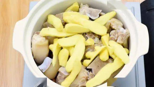 怎么煮猪脚姜好吃 b90b374a5ead46be8c954d627d16564a.jpeg