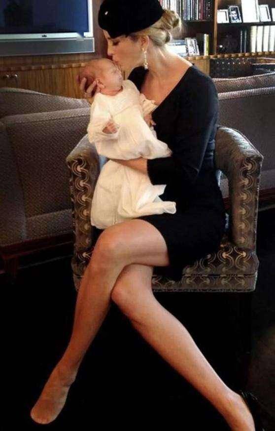 是抢镜还是防走光伊万卡高难度坐姿太夸张两腿还能扭成麻花