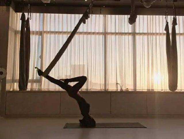 韩国腿精李多喜35岁身材堪比超模练起空中瑜伽身姿好迷人