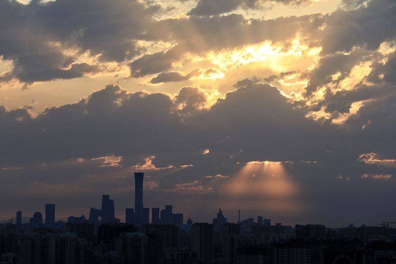 惊艳！北京日出 天空现万丈霞光 | 组图