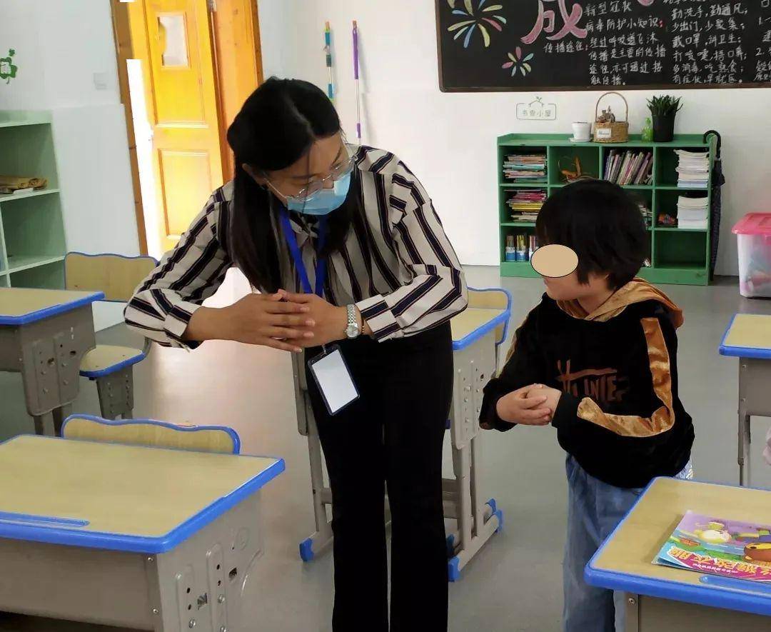 培智学校的小天使复学了_开化县
